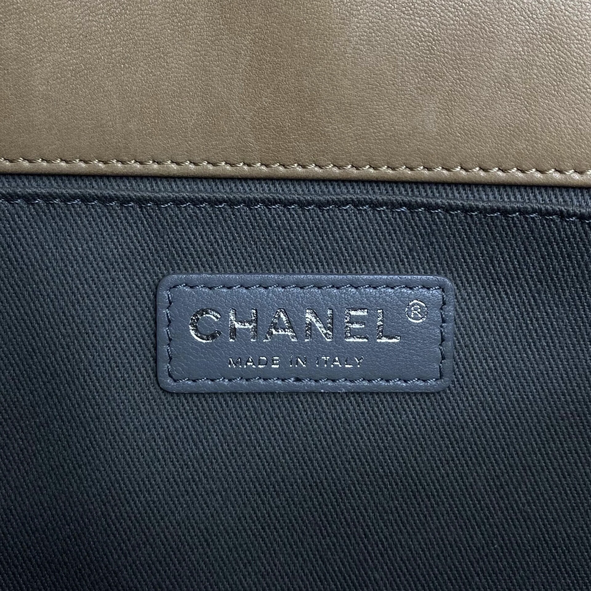 Bolsa Chanel Boy Medium Quilted Bege