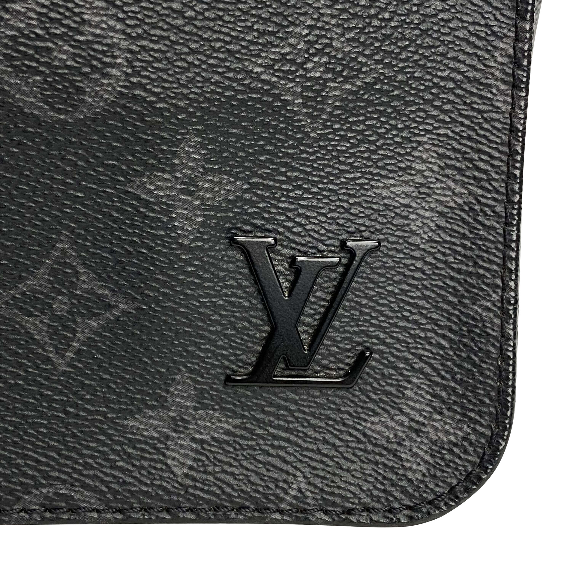 Bolsa Louis Vuitton District MM Monogram Eclipse