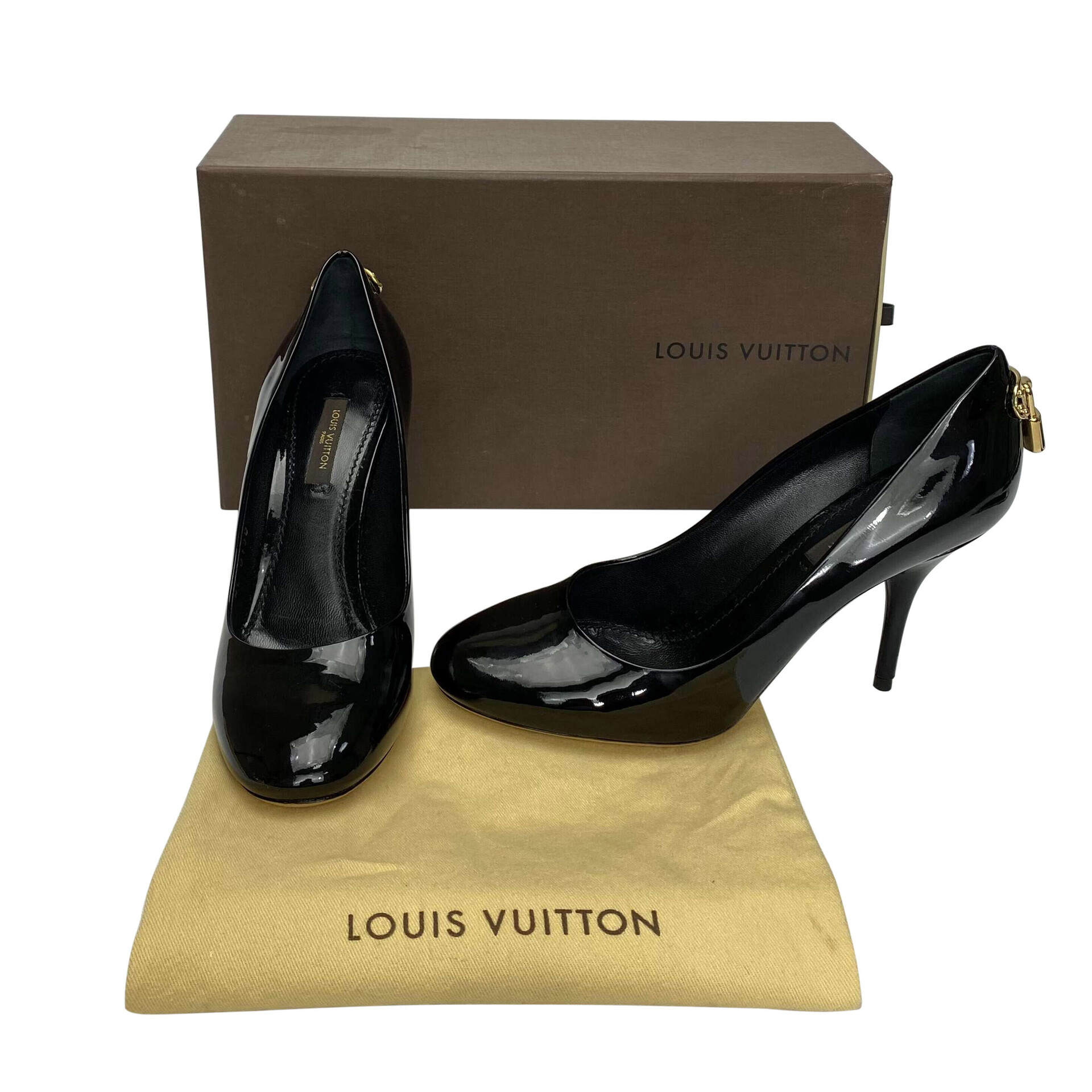 Scarpin Louis Vuitton Verniz Preto Cadeado