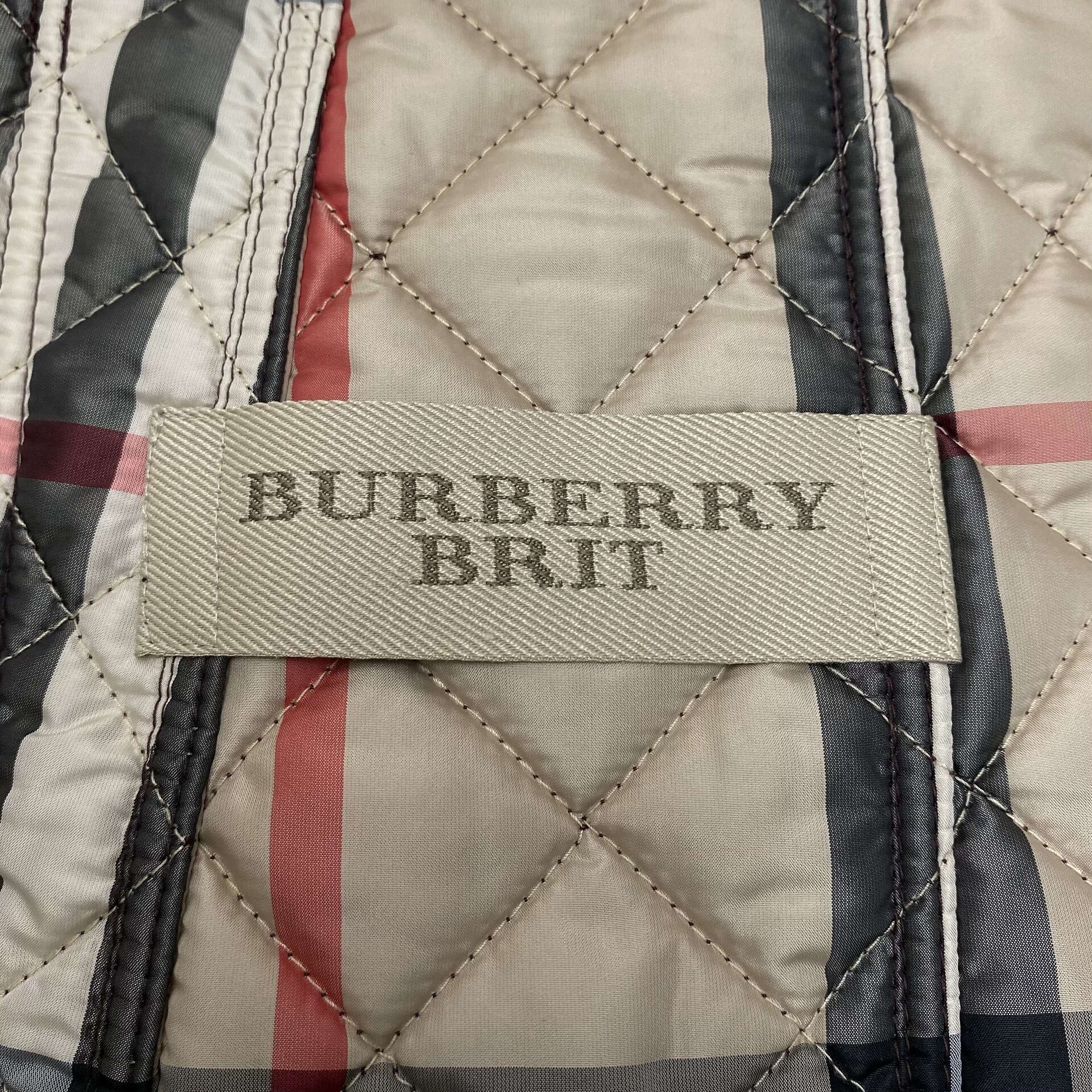 Casaco Burberry Matelassê Vinho