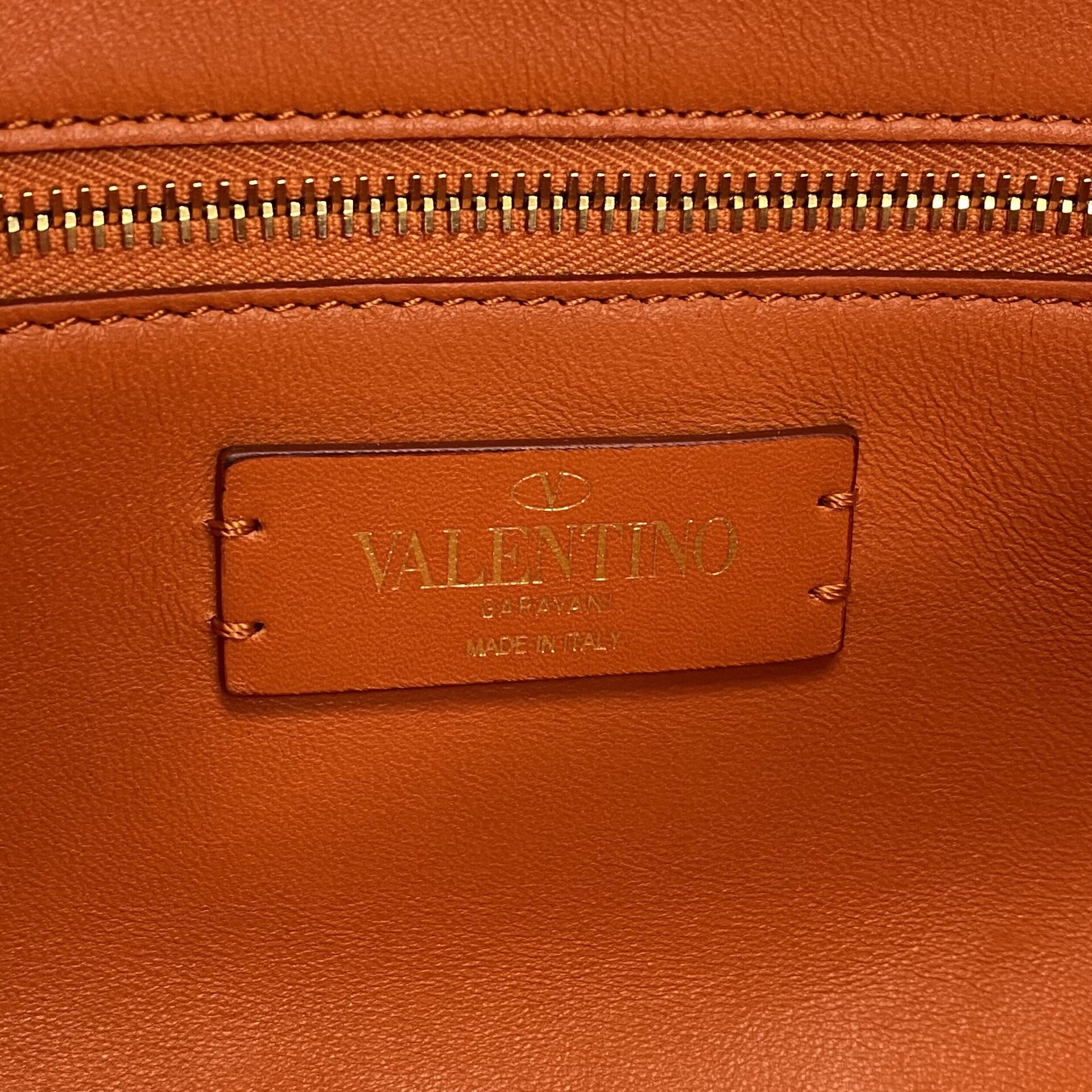 Bolsa Valentino Garavani Roman Stud Laranja