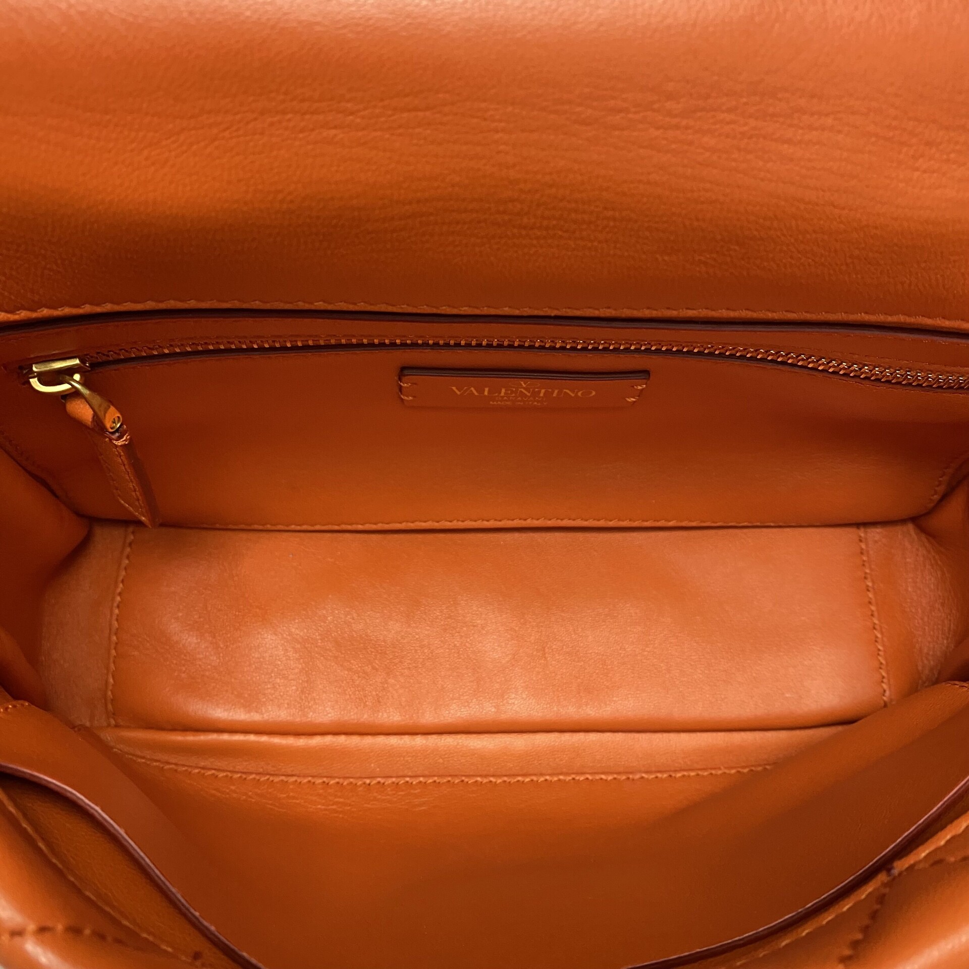 Bolsa Valentino Garavani Roman Stud Laranja