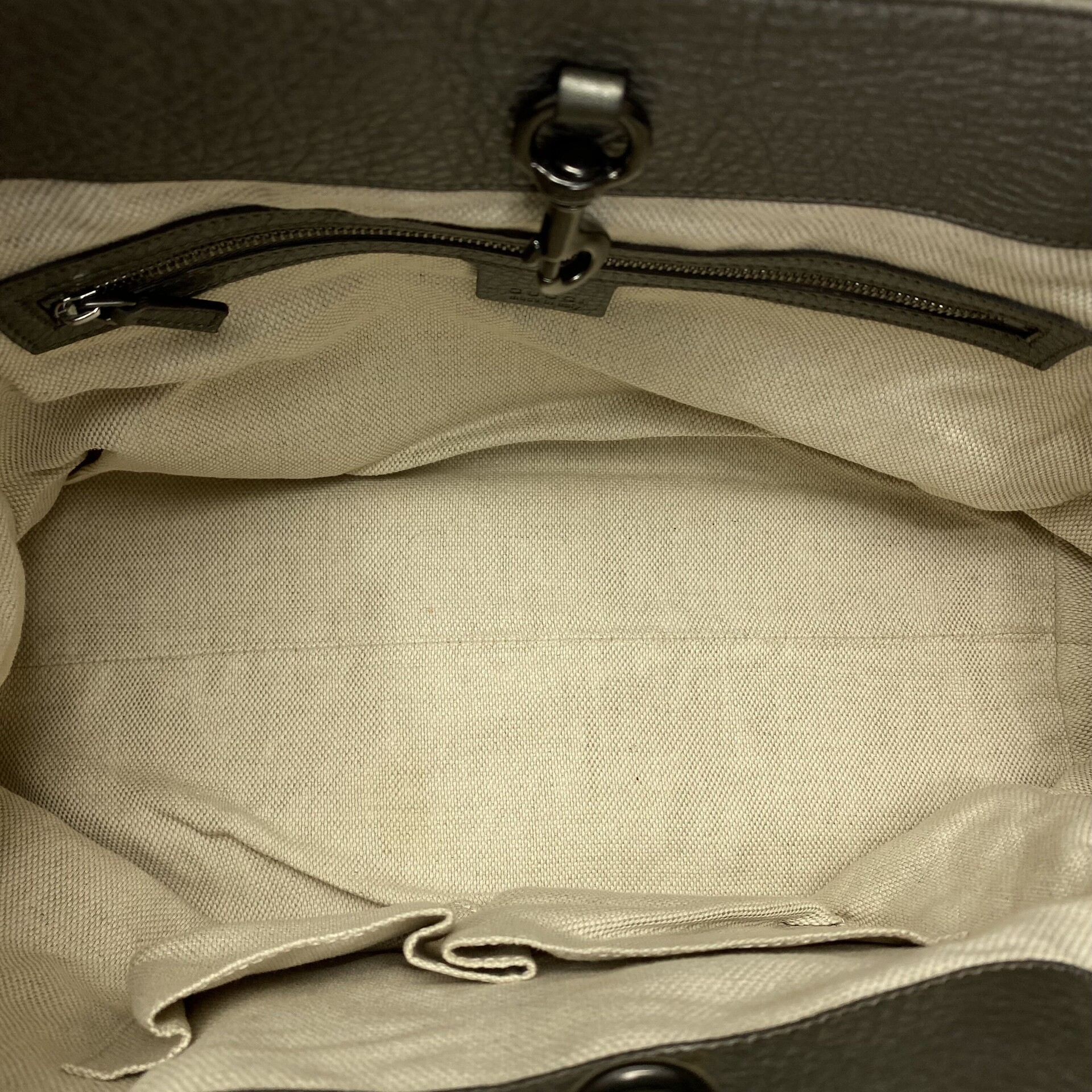Bolsa Gucci Soho Cinza