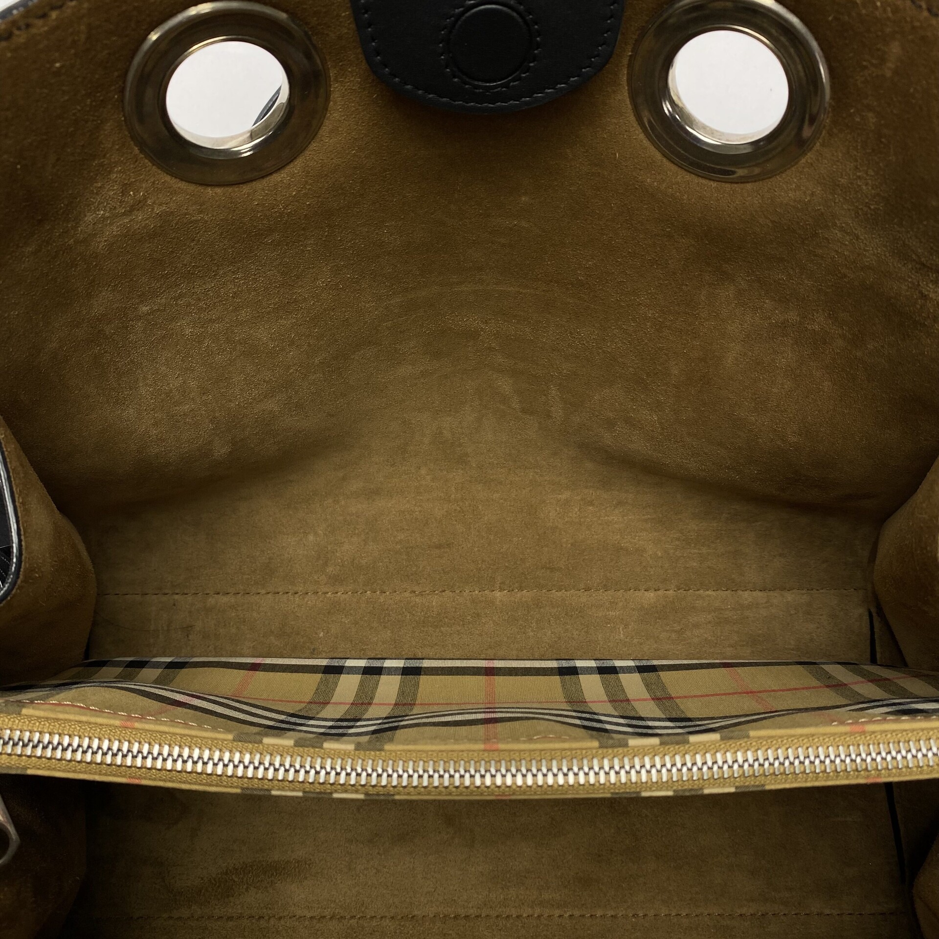 Bolsa Burberry Crest Grommet Preta