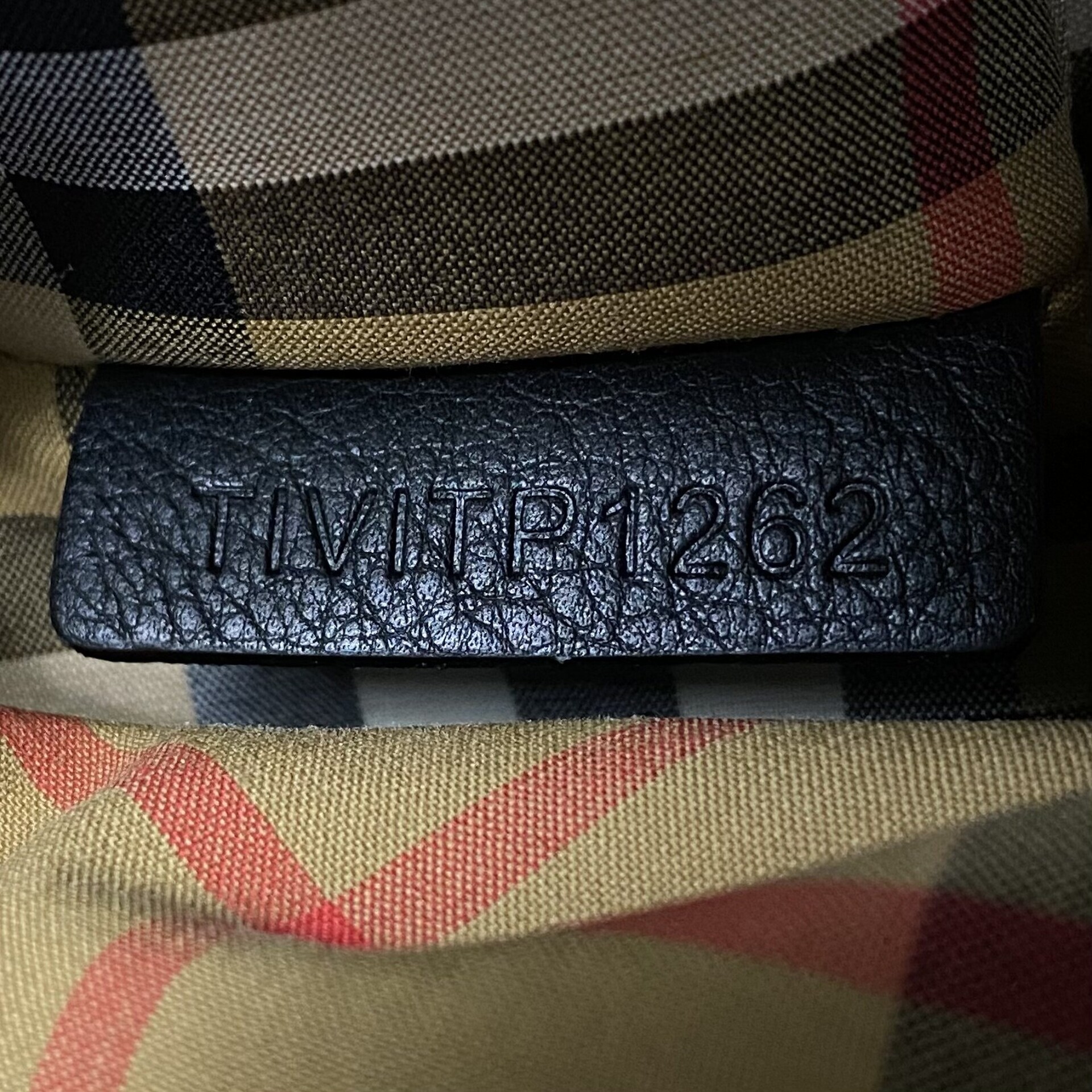 Bolsa Burberry Crest Grommet Preta