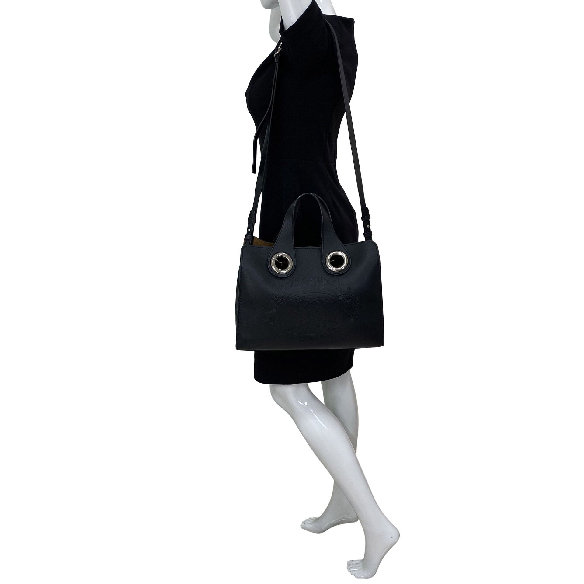 Bolsa Burberry Crest Grommet Preta