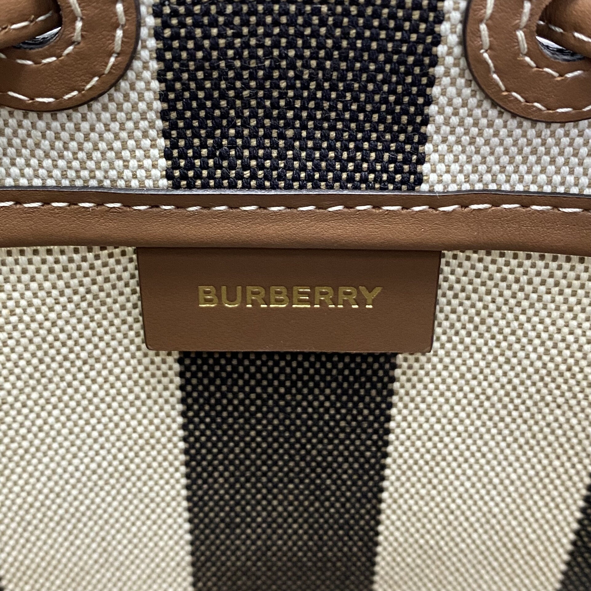 Bolsa Burberry Bucket Xadrez