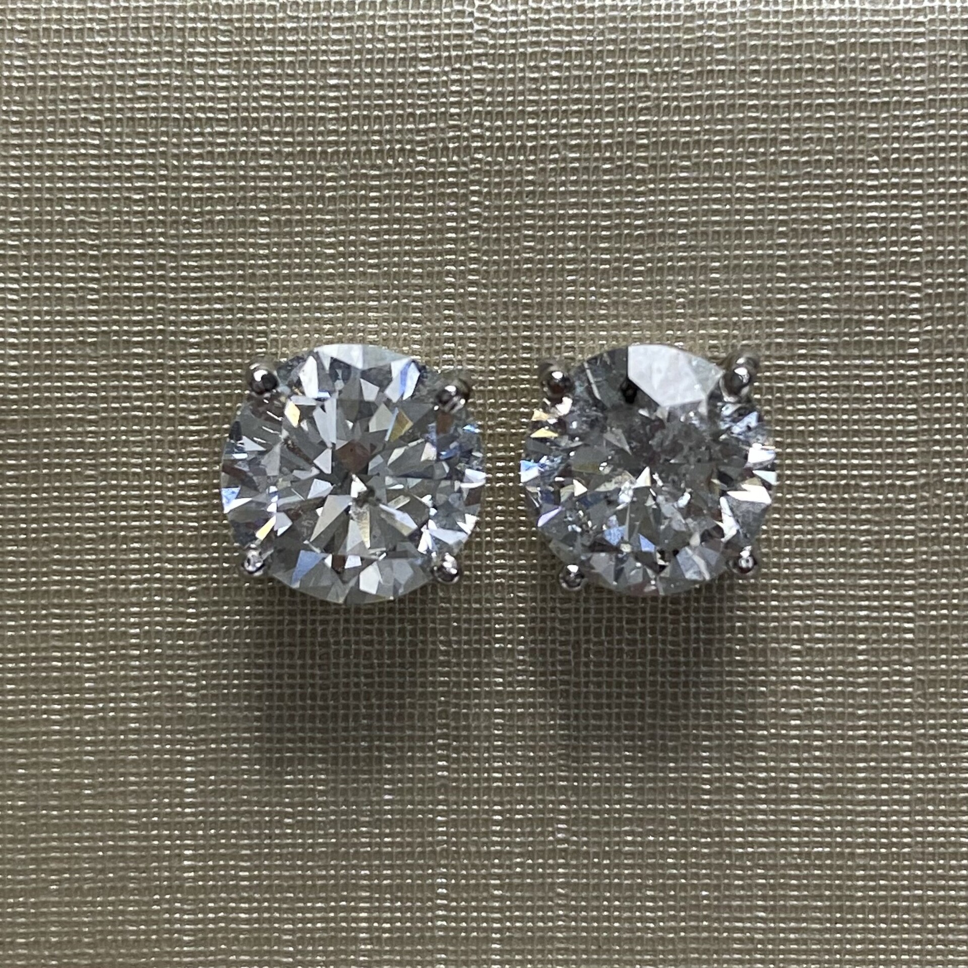 Par de Brincos Solitários - 3.09 ct.