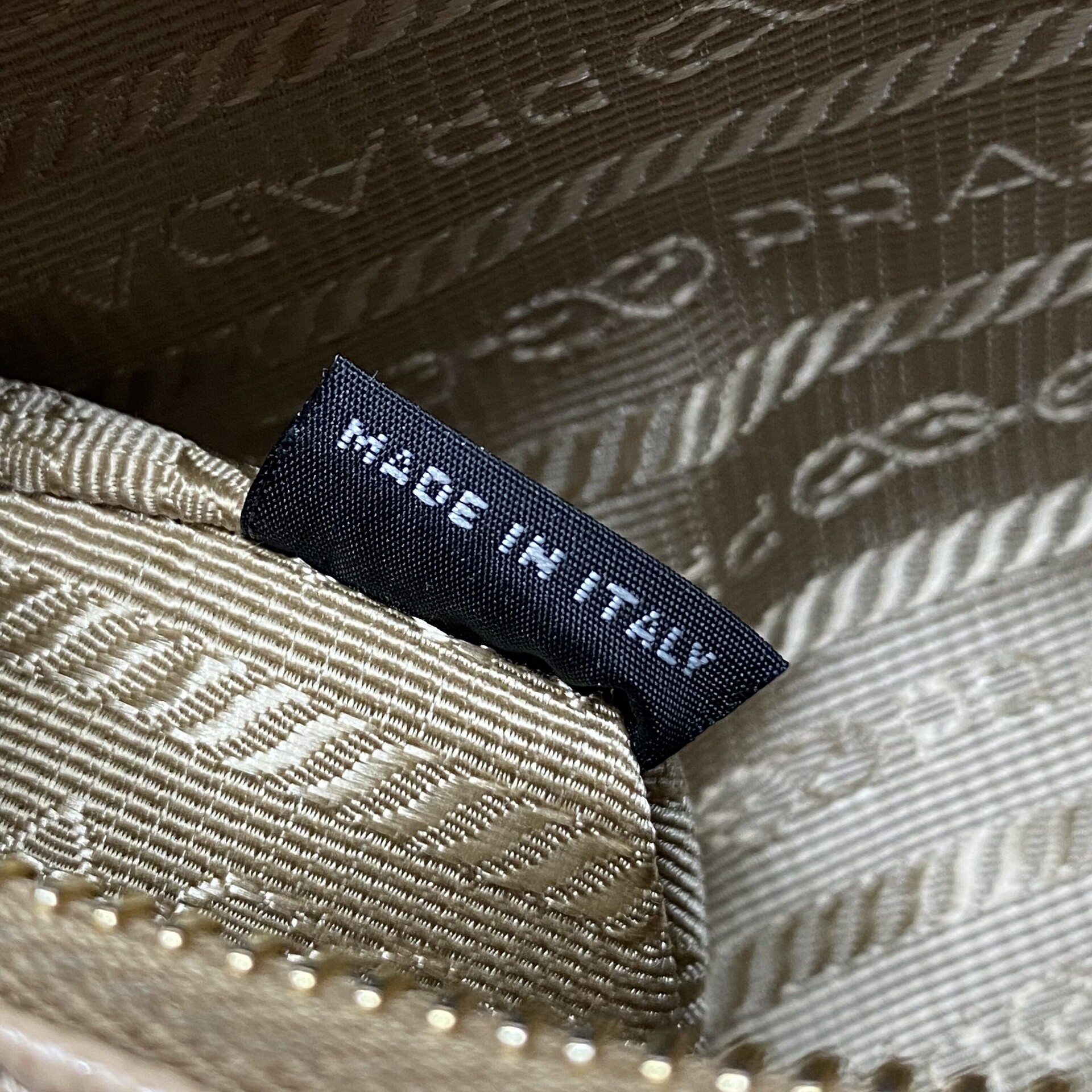 Bolsa Prada Re-Edition Nude