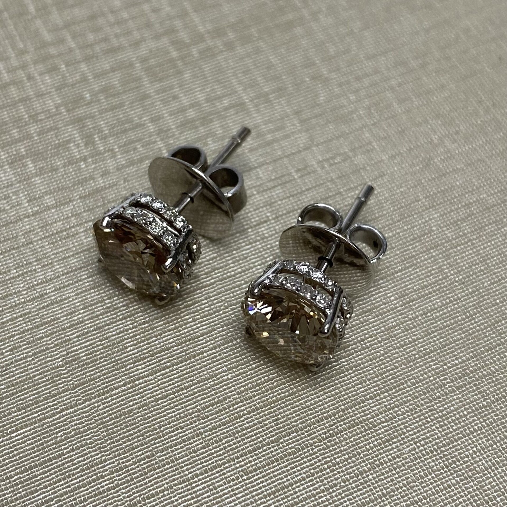 Par de Brincos Solitários - 3.66 ct.