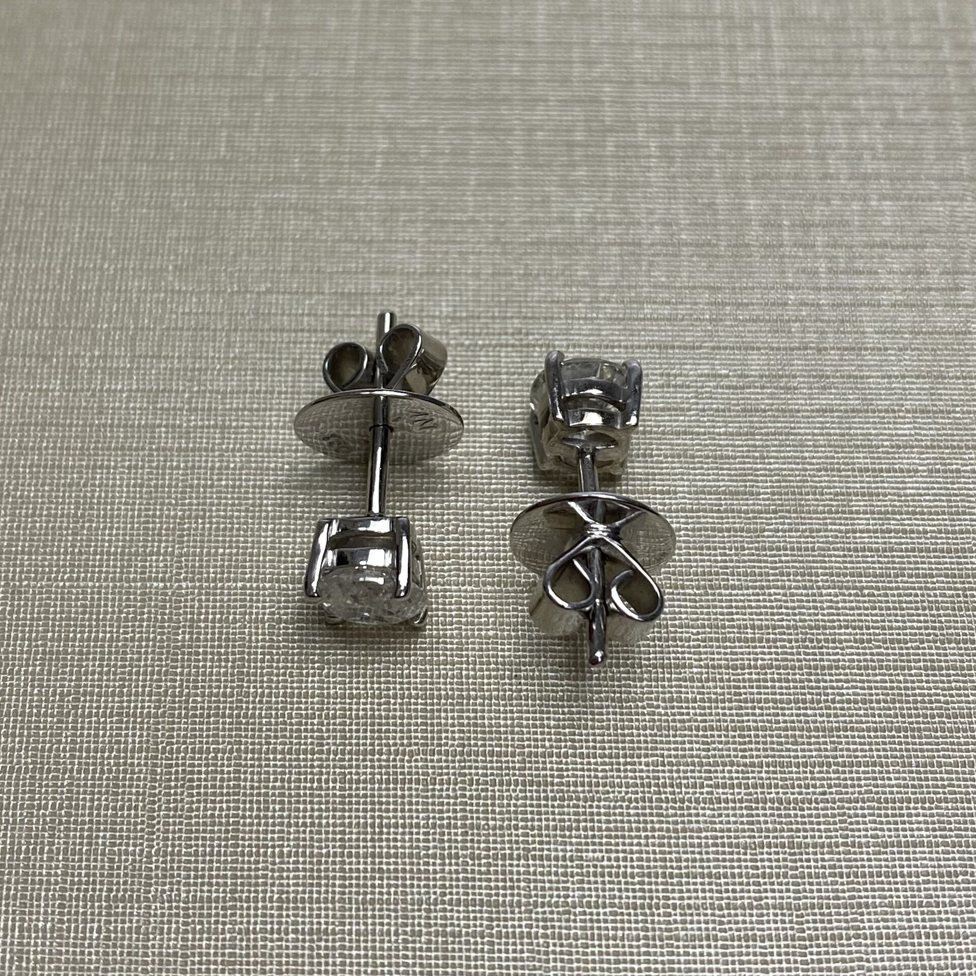 Par de Brincos Solitários - 1.27 ct.