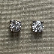 Par de Brincos Solitários - 0.72 ct.