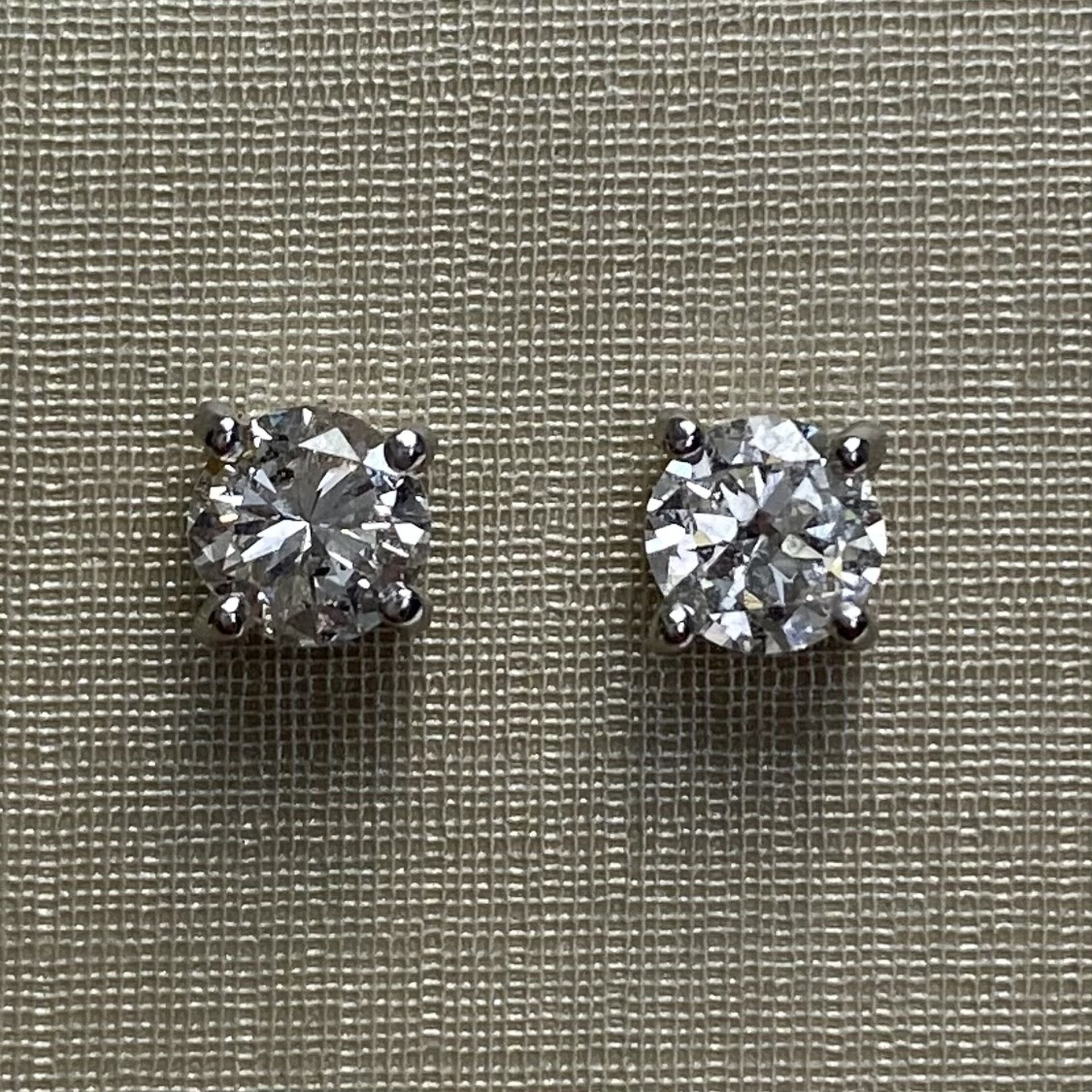 Par de Brincos Solitários - 0.72 ct.