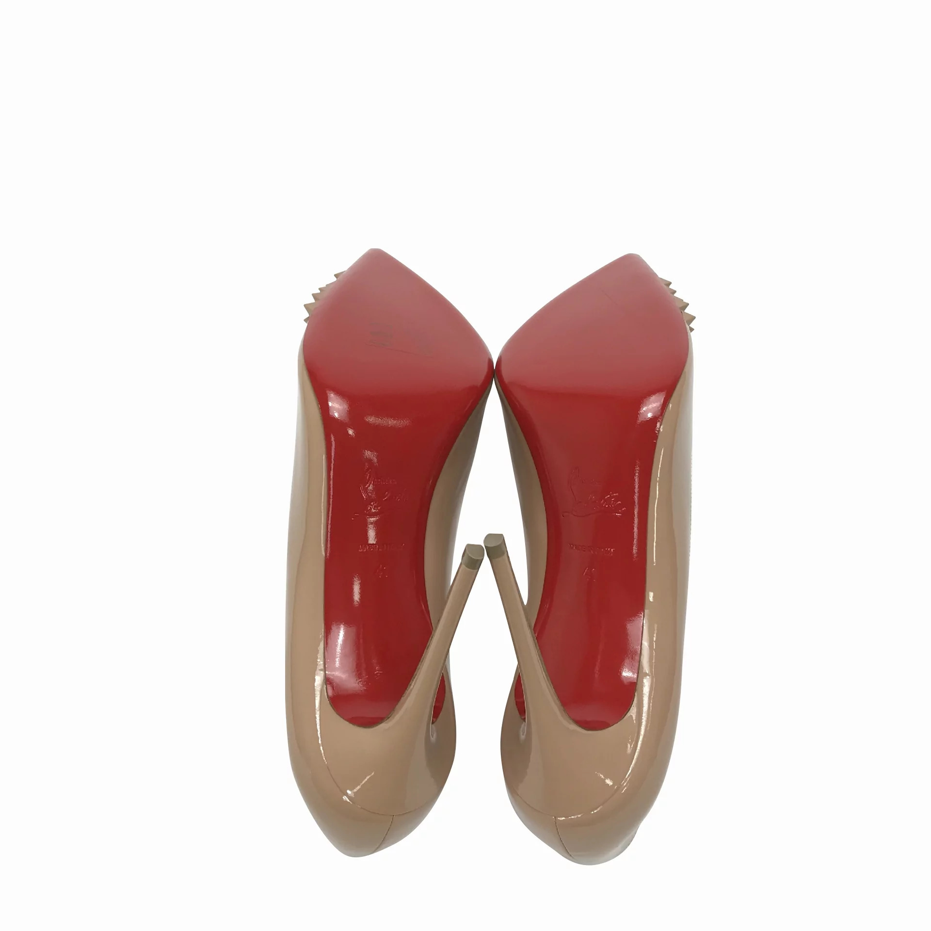 Scarpin Christian Louboutin Verniz Nude com Spikes