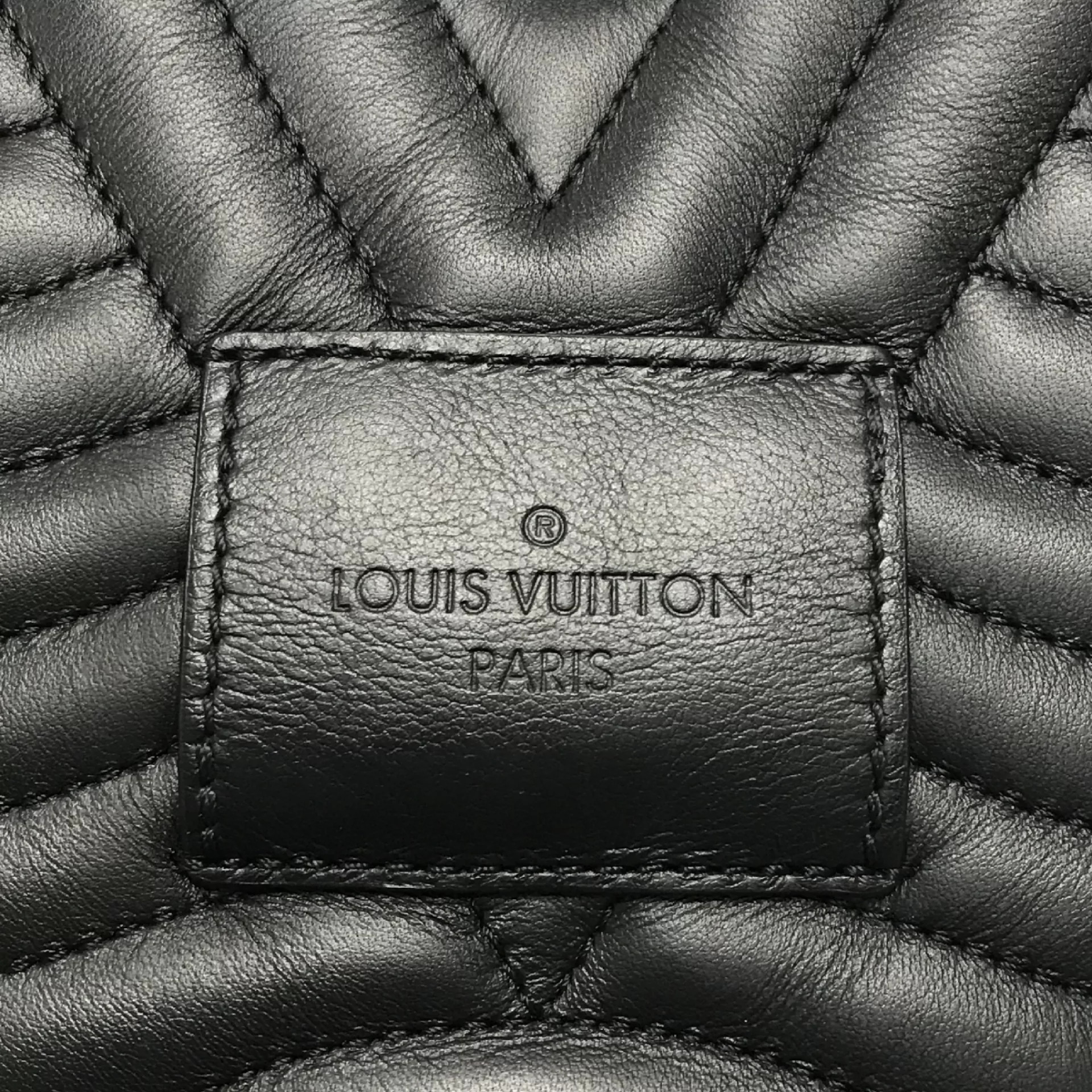 Bolsa Louis Vuitton New Wave Heart Preta