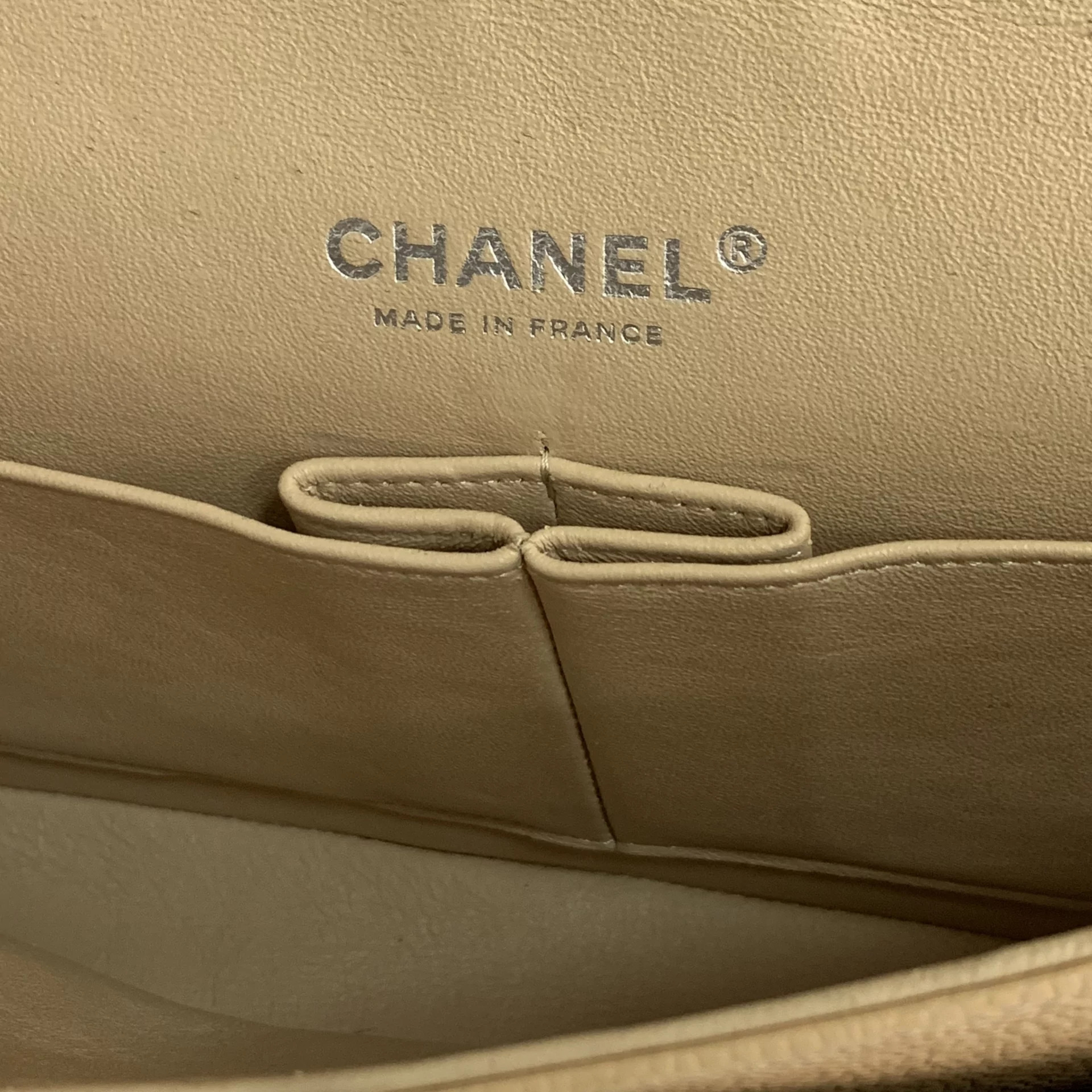 Bolsa Chanel Classic Flap Média Bege