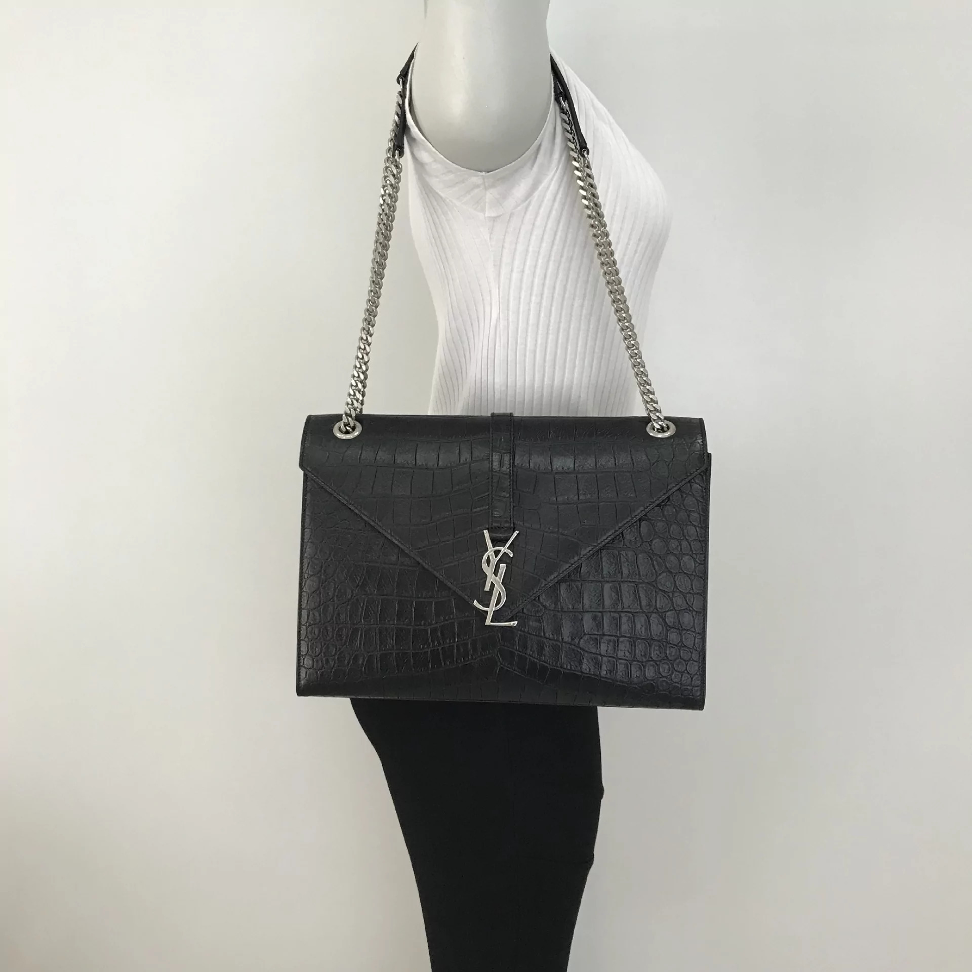 Bolsa Yves Saint Laurent Envelope Croco Preta