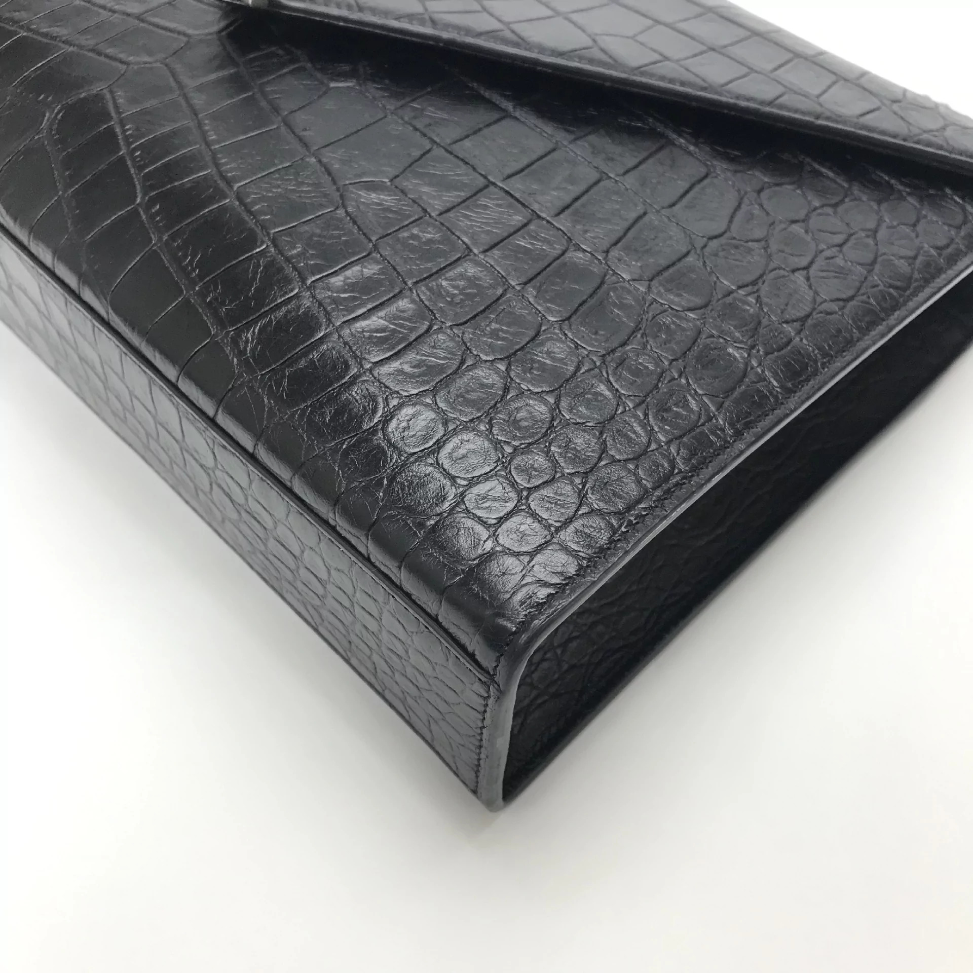 Bolsa Yves Saint Laurent Envelope Croco Preta