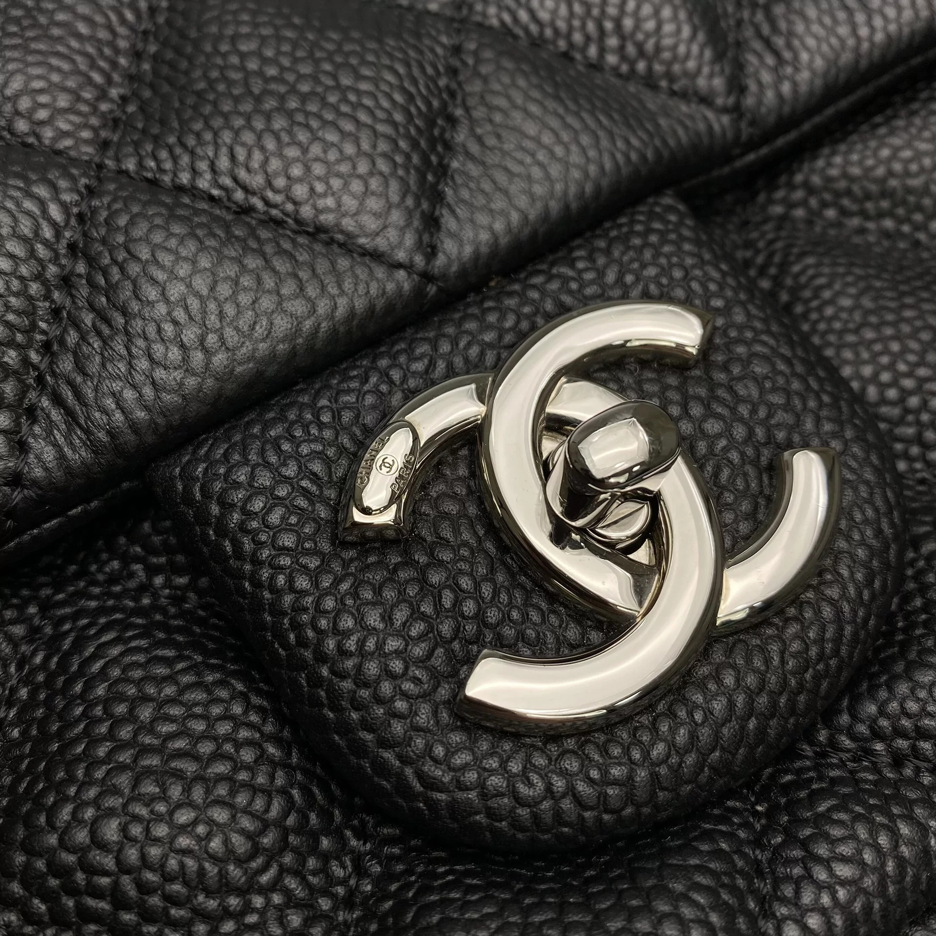 Bolsa Chanel Easy Flap Couro Caviar Preta