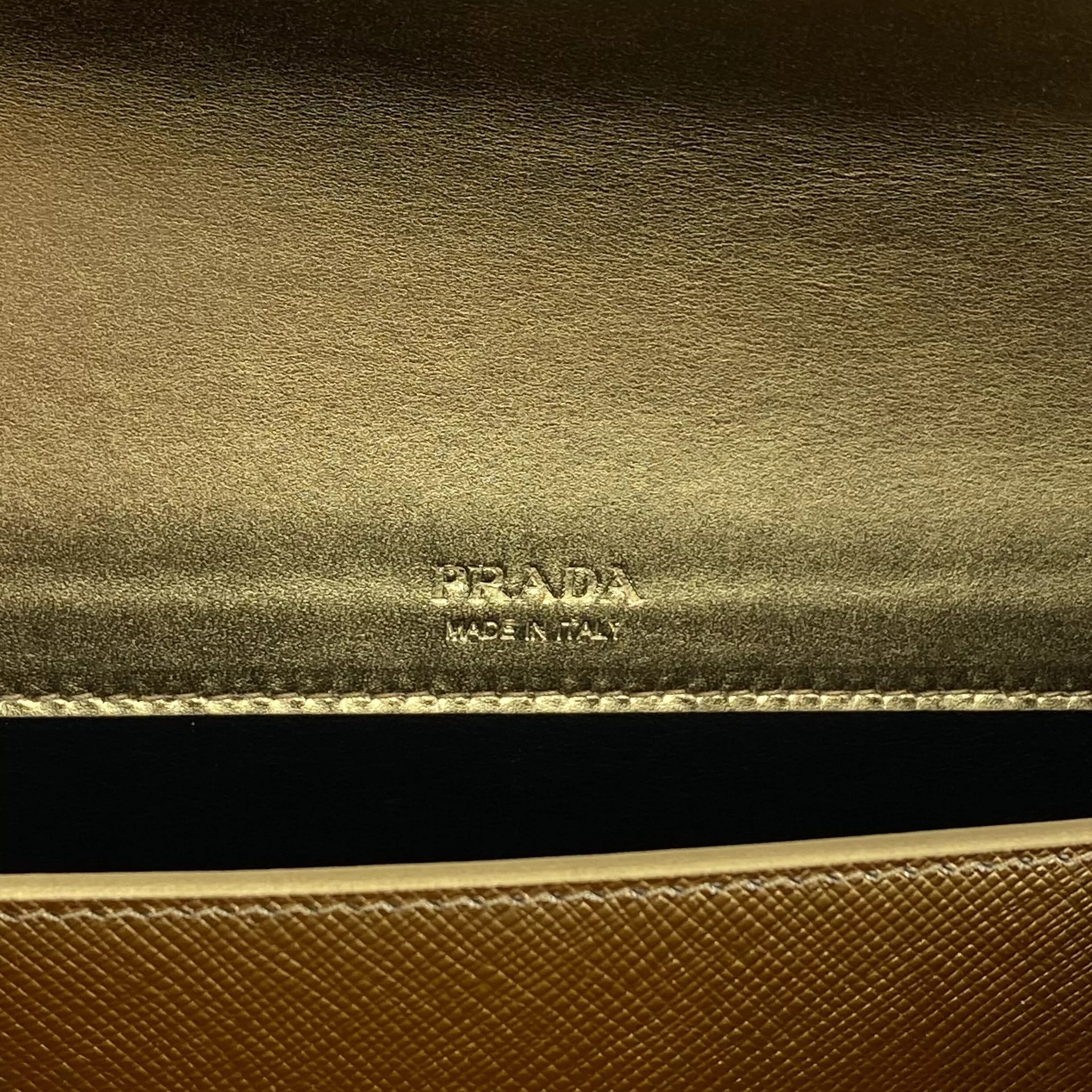 Bolsa Prada Couro Dourado